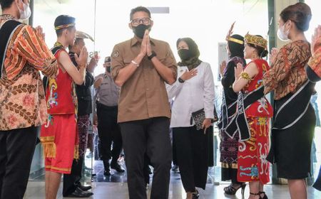 Kasih Modal Usaha ke Agus, Sandiaga: Saya Kasih Order, Perbaiki Tempat Wisata di Desa Wisata Semen