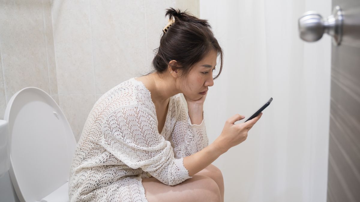 Jangan Dianggap Remeh! Ini Bahaya Main HP Saat BAB yang Perlu Anda Ketahui