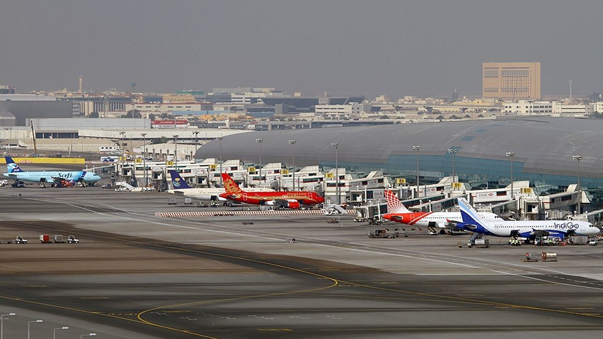 إهداء الهدايا التذكارية للركاب في مطار دبي المتضرر من الحرب في الشرق الأوسط يحظى بإشادة