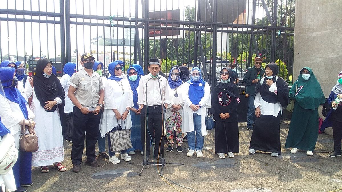 Action In Front Of The DPR Building, Sri Bintang Pamungkas Talks About The Original 1945 Constitution