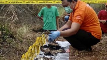 南カリマンタン海の土地で発見された骸骨は、10ヶ月行方不明の男性の所有物であり、家族は剖検に消極的です
