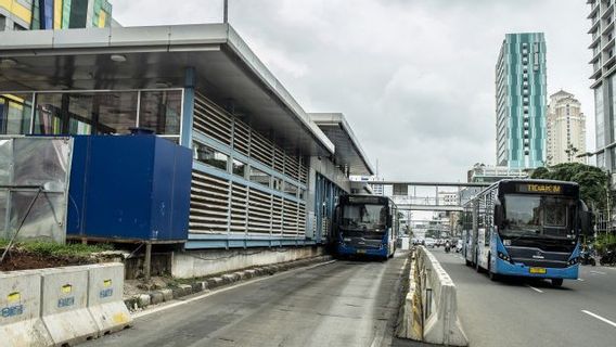 WIKA Moves Fast Handling Leaks In Water Pipes At The HI Roundabout Transjakarta Bus Stop Project