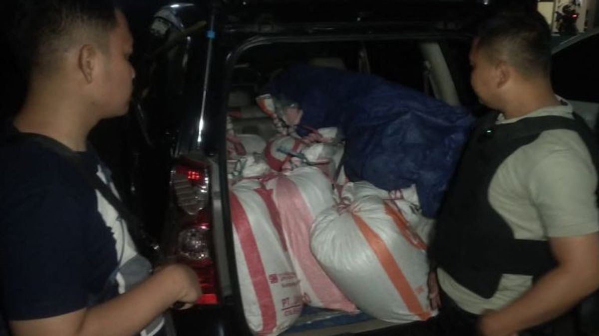 Polisi Sita Ribuan Liter Tuak yang Diangkut Mobil di Tasikmalaya