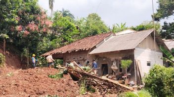 6 Keluarga di Cianjur Terdampak Banjir dan Longsor Mengungsi di Madrasah