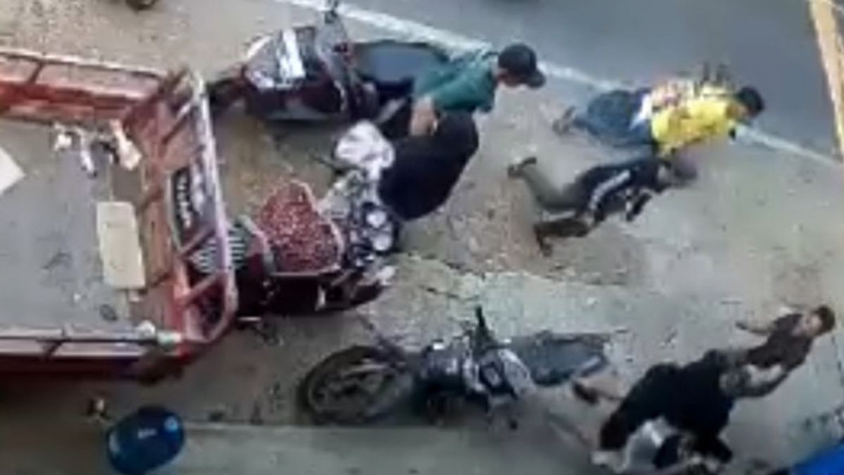 Brothers And Sisters Of Motorcycle Riders Attacked By Drunk Youth In Cakung