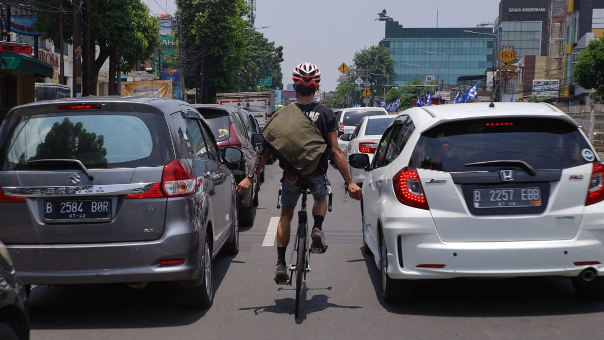 Comprendre La Perspective Du Service De Messagerie à Vélo Comme Une Force Culturelle Après Avoir Rejoint 'Ngurir' Avec Westbike Messenger Service Rider