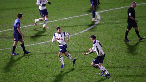 الغمزات وNdombele في وقت متأخر من الأهداف جلب توتنهام رول ويكومب 4-1