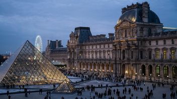Macron brisé le musée du Louvre de Paris en 7 à 6 minutes