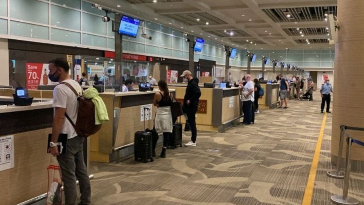 巴厘岛移民局检查112名在巴厘岛降落的新加坡航空乘客的执照