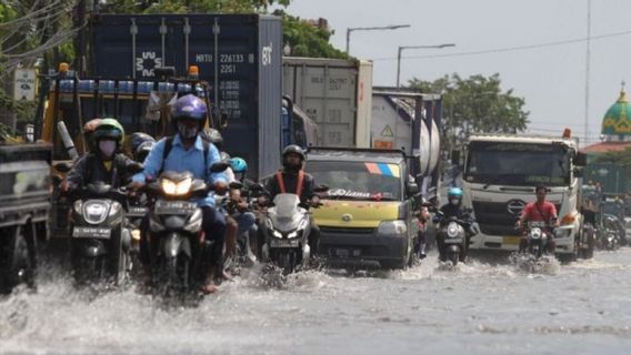 Rob Flood 'Ghosts' Surabaya City, Congestion Impact