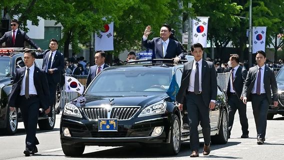 尋問を拒否し、捜査官はユンが弾した韓国大統領の逮捕状を要求した