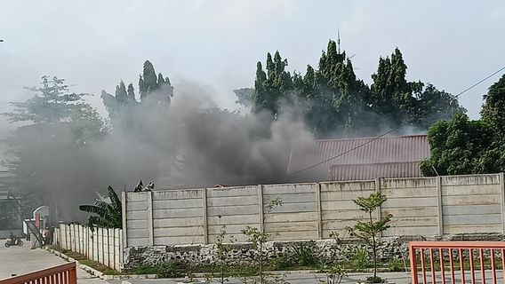 Gudang Cat di Cipayung Jaktim Terbakar, Petugas Evakuasi 7 Karyawan