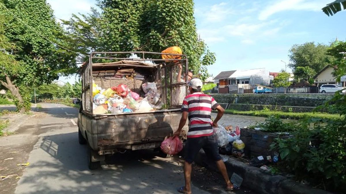 DLHマタラムはNTB州政府に50億ルピア相当のビーチ廃棄物掃除車の調達支援を要請