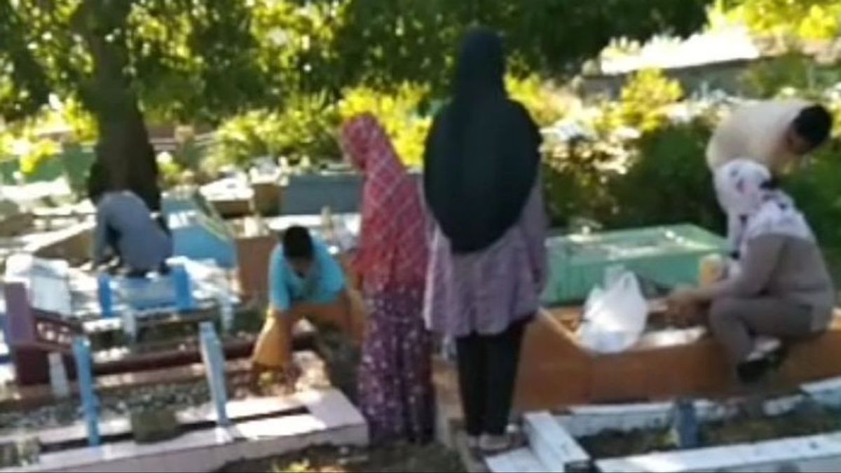 نظرة خاطفة على تقليد سكان مدينة كوبانغ الذين يتطوعون لتنظيف القبر قبل شهر رمضان