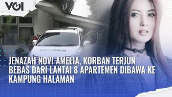 视频：从公寓8楼自由落体的受害者诺维·阿米莉亚（Novi Amelia）的尸体被带到了她的家乡