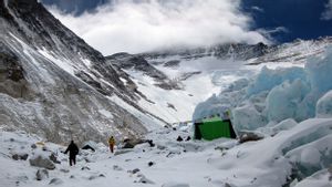 Les escaladeurs du Népal et de la Grande-Bretagne battent le record d'Everest