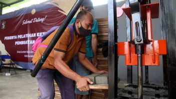 舗装のための労働集約型プログラムに参加すると、スラバヤの低所得者は月間最大700万ルピアの売上高を稼ぐ