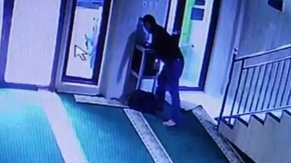 Pretending To Pray Dzhuhur, The Man In The Prayer Room Was Caught By CCTV Stealing Charity Money