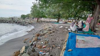 浸食を防ぐために、NTBマタラムのローアン・バロク・ビーチに防波堤を設置