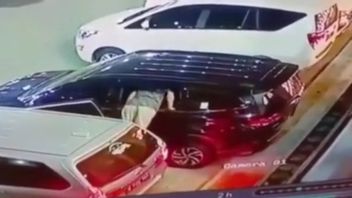 CCTVに記録されたPIKの盗難、加害者は車のガラスを押し、その後貴重品を取ります