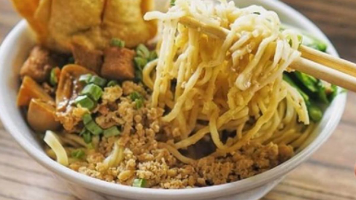 Cwie Mie, Legendary Noodle Soft Textured Typical Of Malang City