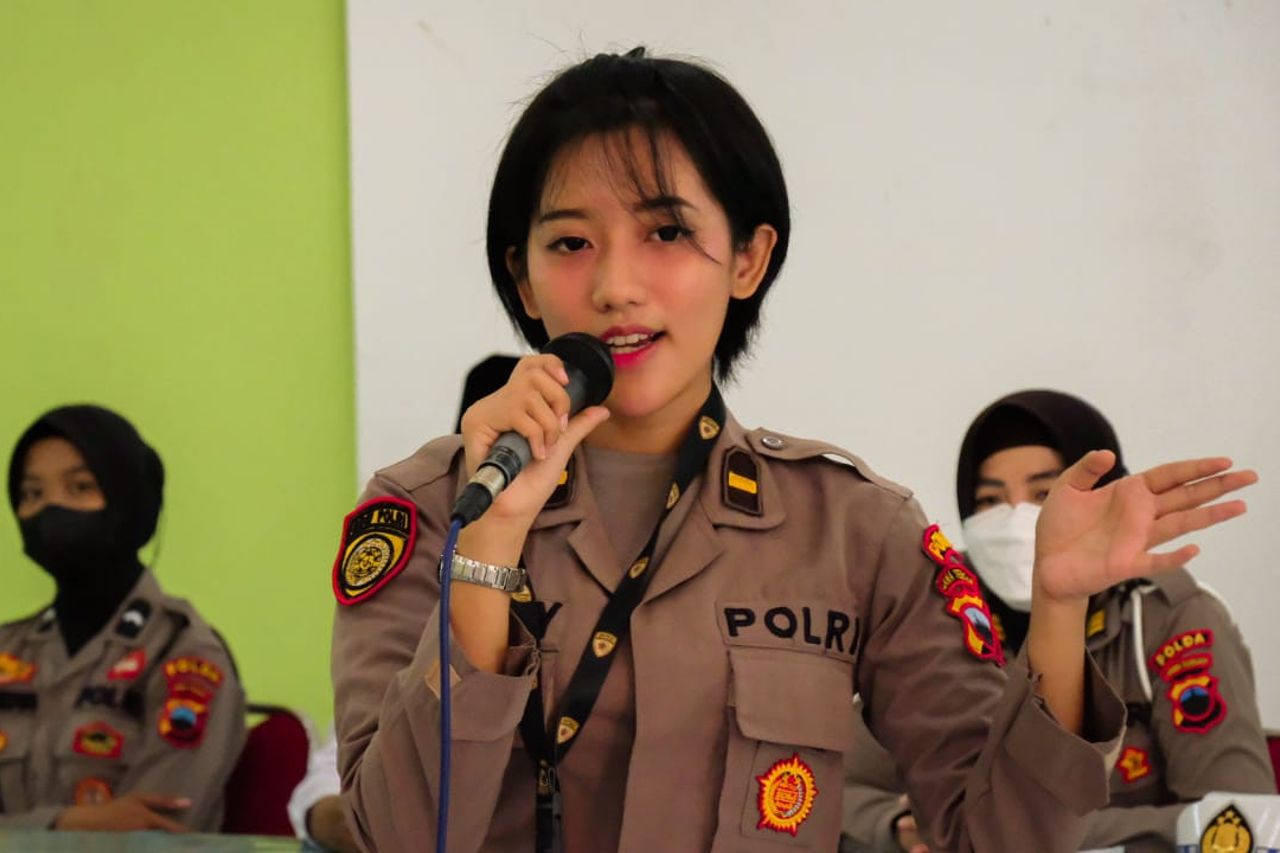 これらの美しい警察官は、中央ジャワの高校生にソーシャルメディア上の否定的なコンテンツに賢明に反応することを望んでいます