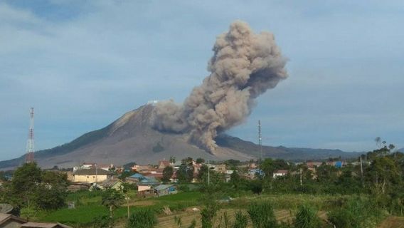 锡那邦喷发两次，火山物质发射距离1000米