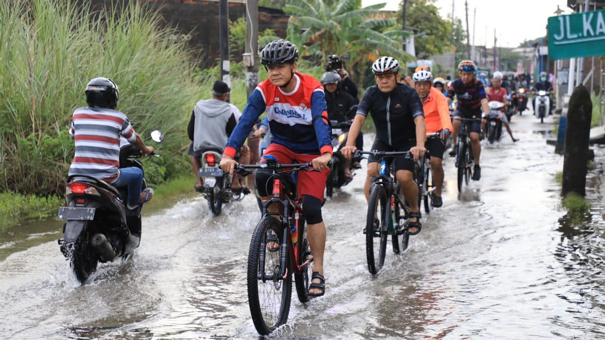 Sambil Gowes, Ganjar Cek Banjir Kaligawe Belum Surut: Kita Mau Pinjam Pompa Portable dari Kementerian PUPR