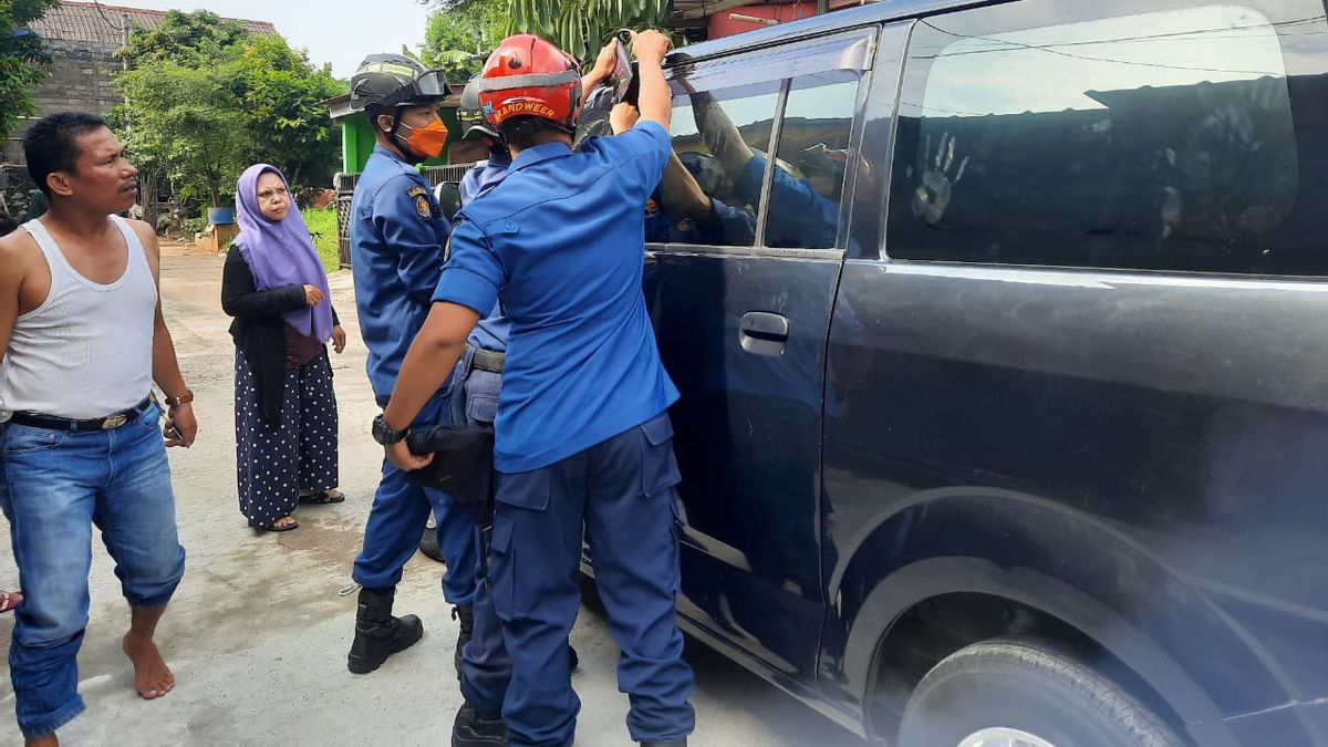 15分钟充满挣扎，Damkar Depok设法拯救了被锁在车里的2岁男孩