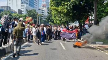 Accusés d’avoir commis des crimes démocratiques, des manifestations de masse arrachent ban et bloquant les routes devant le bureau DKPP de Jakpus