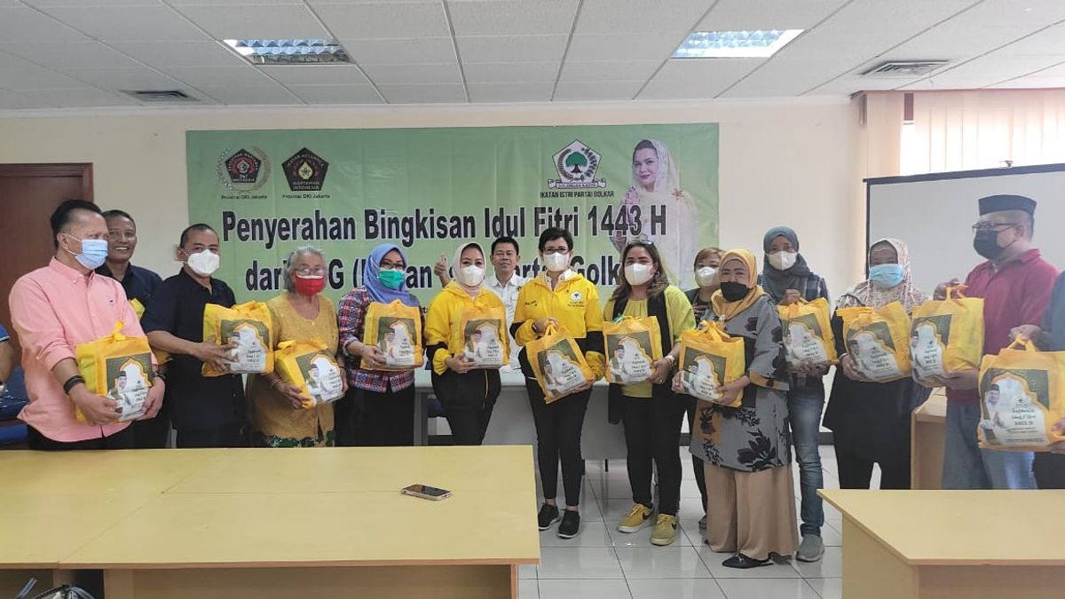 Nurul Arifin dan IIPG Serahkan 250 Bingkisan Lebaran untuk PWI Jaya 