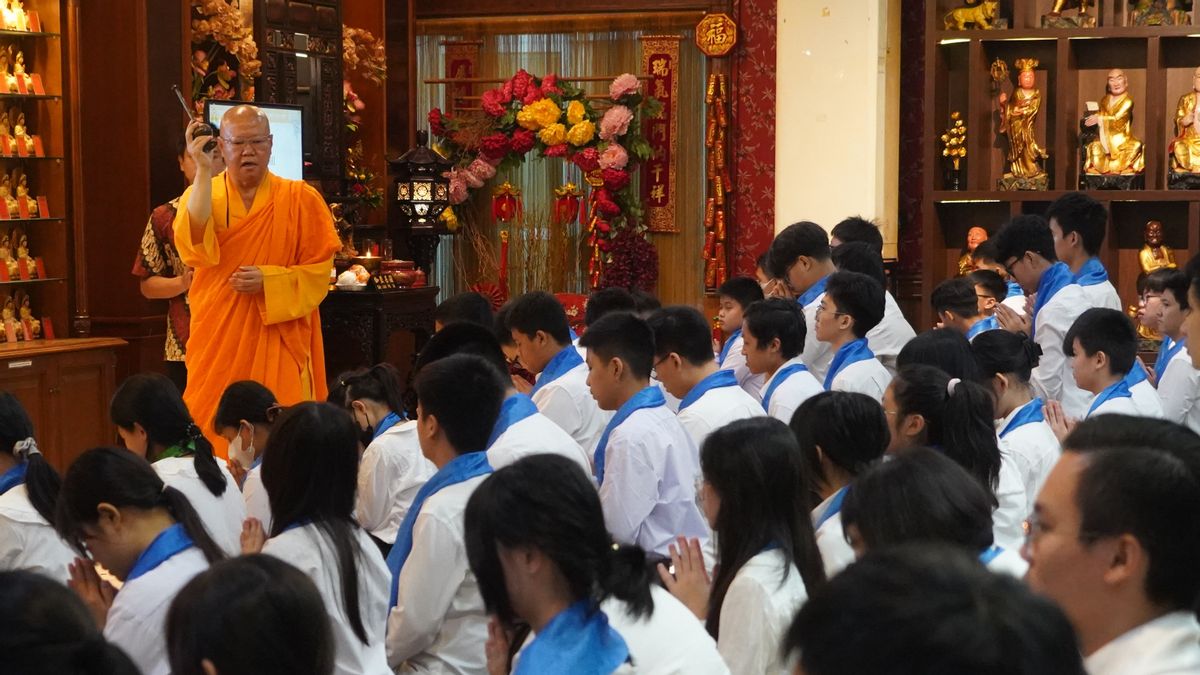 Jelang Waisak 2025, Ratusan Umat Buddha Ikuti Upacara Wisudhi di Wihara Ekayana Arama