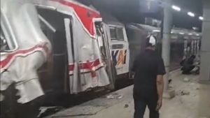 Penumpang Korban Tabrakan KRL Vs KA Jarak Jauh Dievakuasi di Stasiun Bekasi Timur