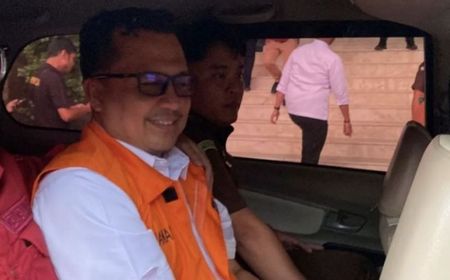 Kadis Pendidikan Riau Tersangka Korupsi Tersenyum Saat Digelandang ke Mobil Tahanan