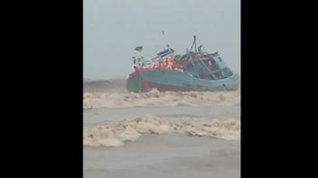 ネヤマトゥルンガグンビーチでのカンダスフィッシュボート ハリケーンによる