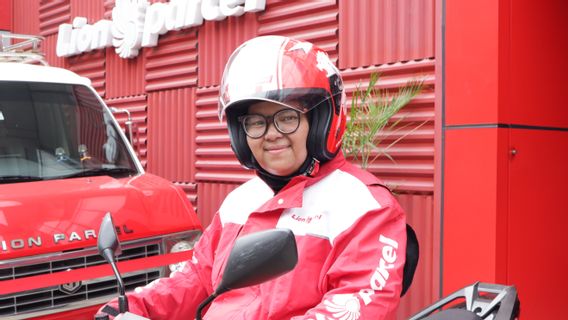 Kartini Masa Kini, Kisah Kurir Parcel Menembus Batas