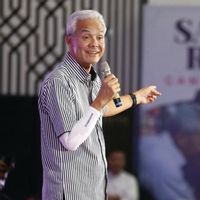 Makna Kemeja Garis Hitam Putih Ganjar yang Didesain Jokowi, Tunjukkan Sikap dan Karakter
