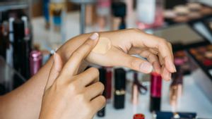 : pourquoi vous devriez éviter d'utiliser des maquillages dans votre magasin de beauté