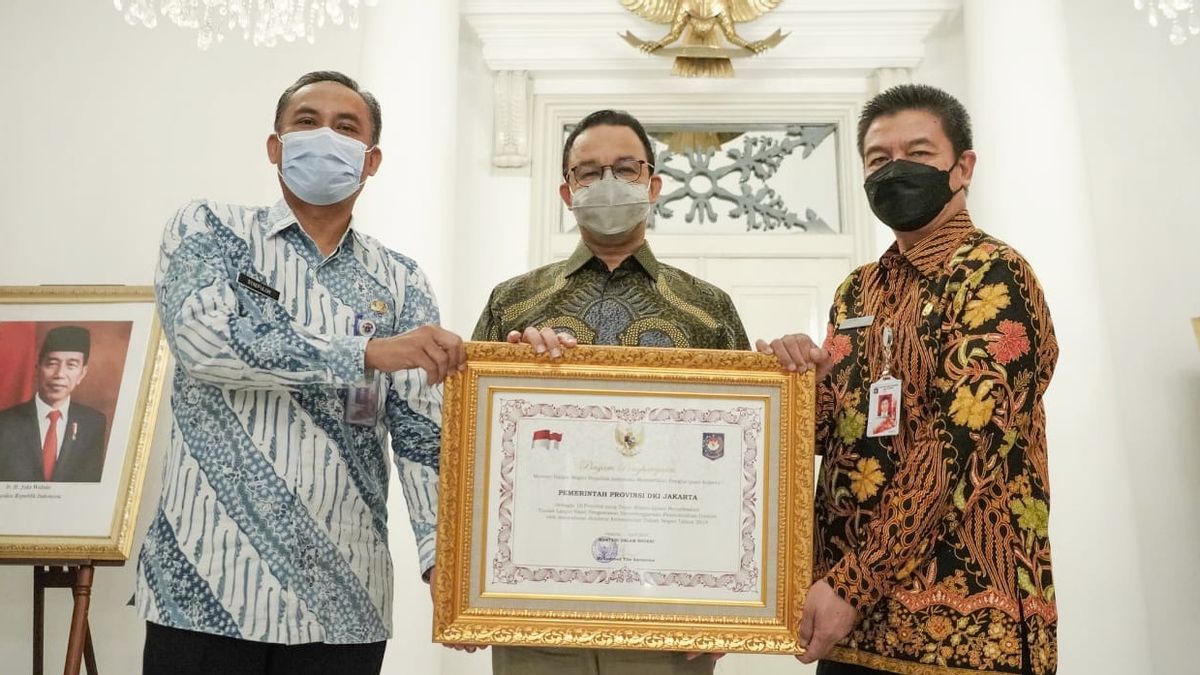 For The First Time, Anies Receives A Certificate Of Internal Supervision Award From The Minister Of Home Affairs Tito