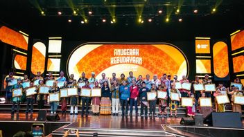 国家通过向诗人颁奖来出席，这是AKI 2025的获得者