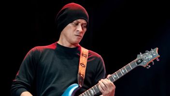 Andra Ramadhan Lelang Gitar Kesayangan untuk Bantu Korban Banjir Sumatera dan Aceh