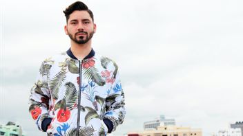 For Men, Follow 6 Tips For Integrating Floral Tops To Look Stylish