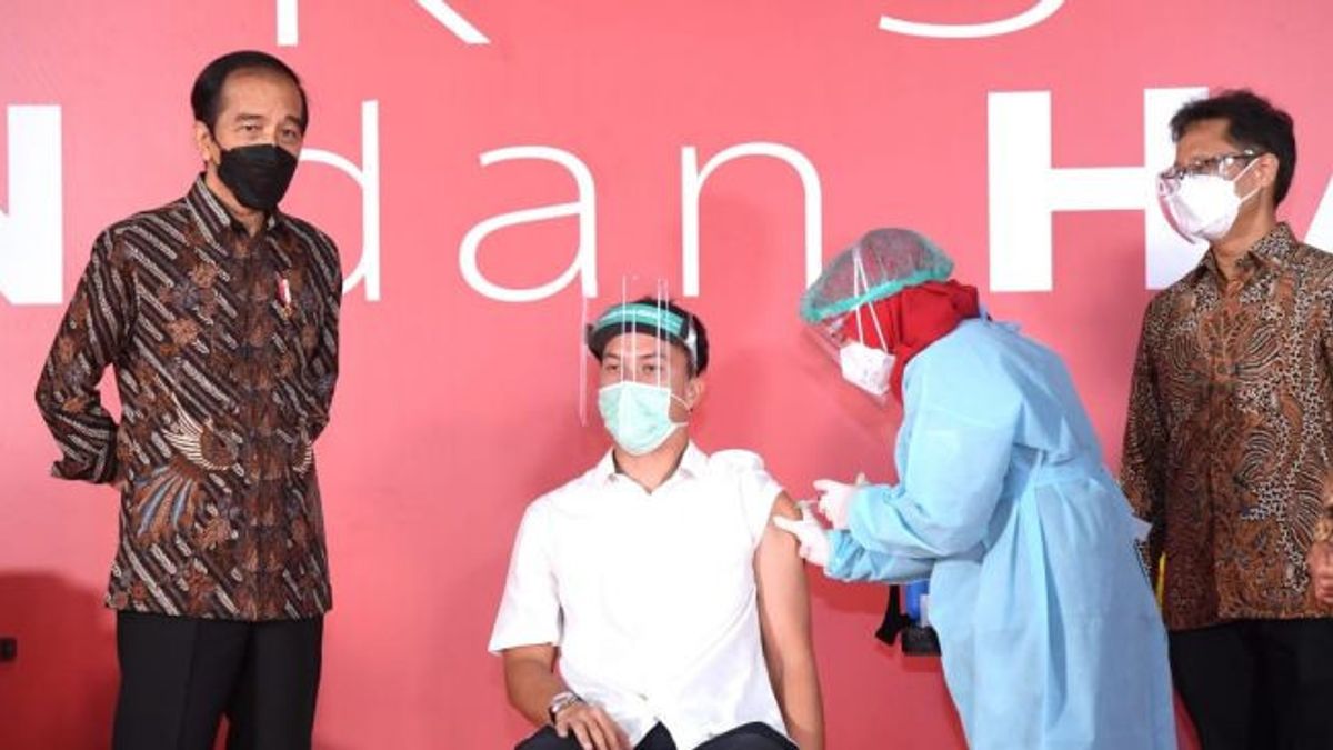 Viral Et Inspirant, Nicholas Saputra Discipline La File D’annonces Pour Le Vaccin COVID-19 Devant Le Président Jokowi