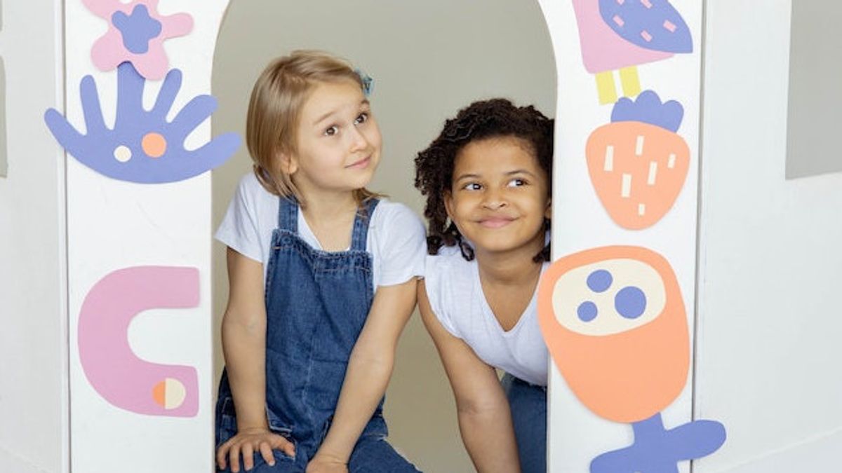 6 Tips Mengajari Anak Menjadi Teman yang Baik