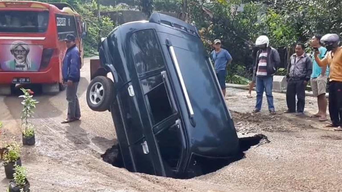كيجانغ سيارة في وونوسوبو غارقة بسبب طريق المفاجئة أمبلز