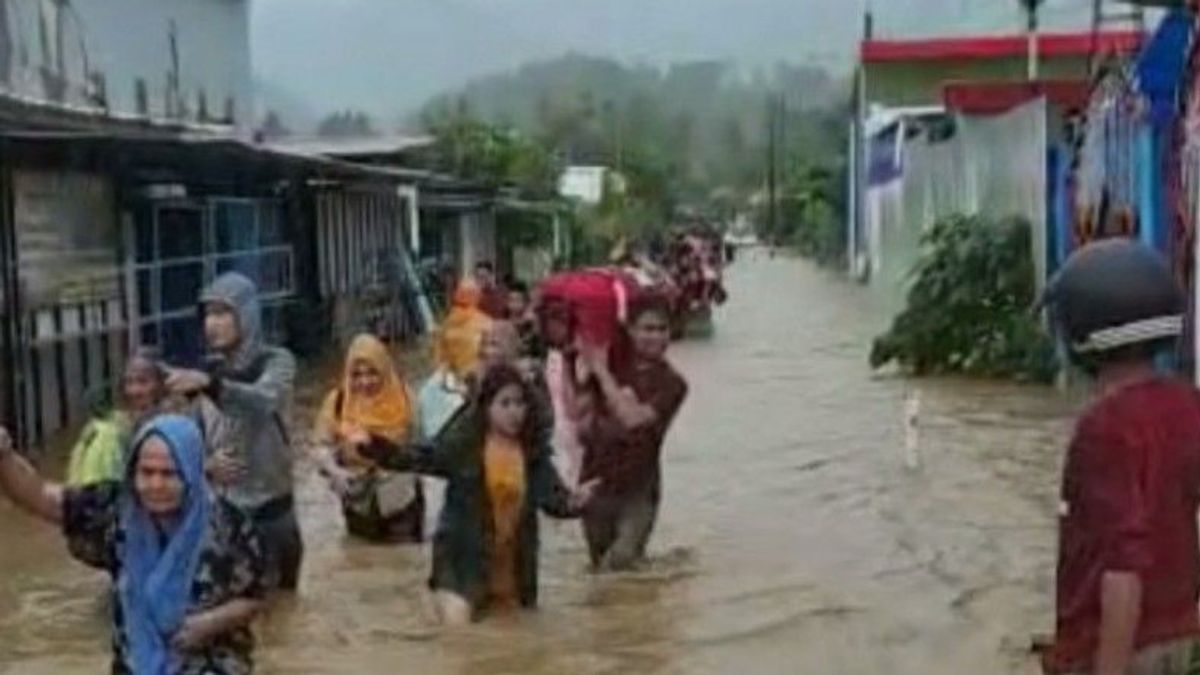 Banjir Rendam Permukiman di Mamuju