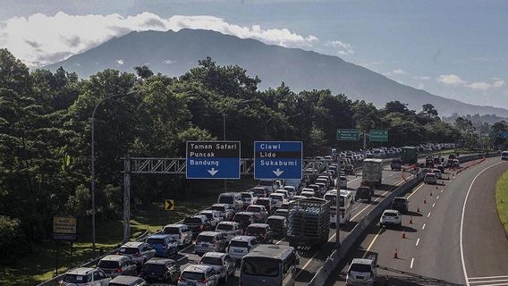 rénage utilisé sur le péage de Jagorawi dans le sommet pendant le long week-end
