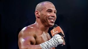 Bintang Kickboxing Mike Zambidis Klaim Akan Duel dengan Floyd Mayweather