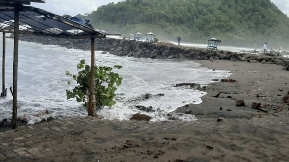 Les Résidents De Kebumen Invités à être Au Courant Des Hautes Vagues De La Plage Suwuk