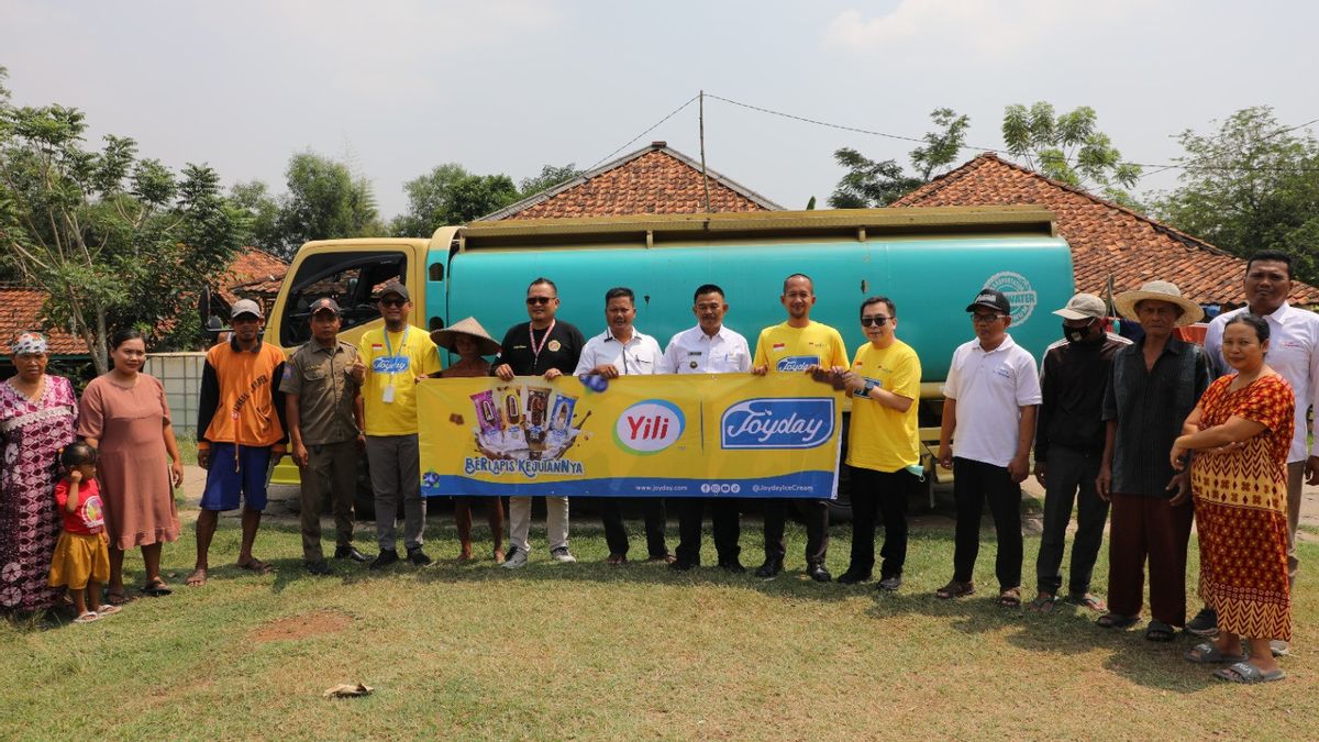 Yili Indonésie Daisy a fourni une aide à 80 000 litres d’eau potable pour surmonter la sécheresse dans le village de Sukamukti Cikarang